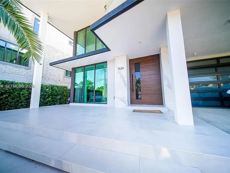 7520 W Treasure Dr — Photo 3