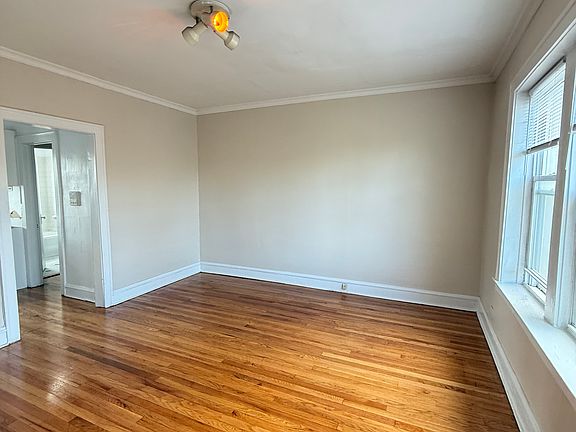 4th image of 2855 W Berteau Ave #2G