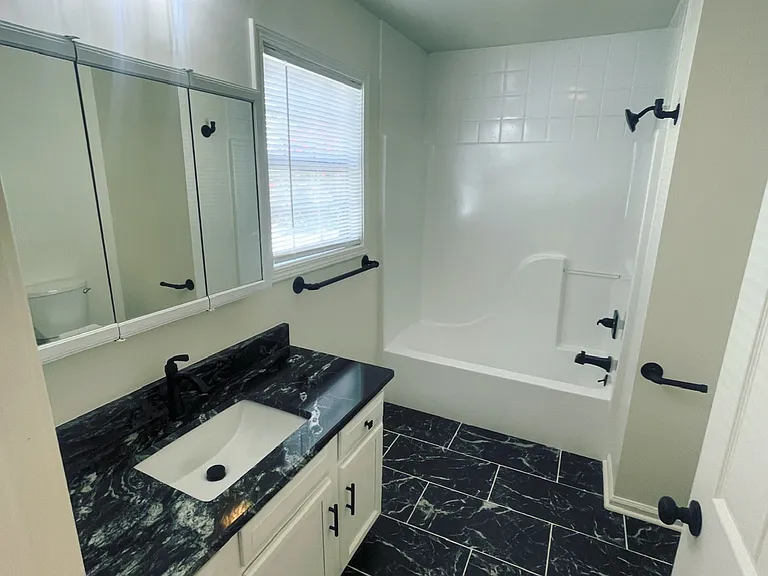 641 Hunters Ln — Photo 7