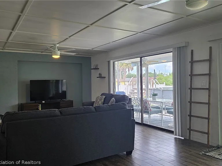 639 Killarney Dr — Photo 10