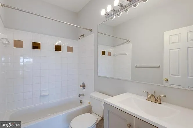 21800 Dragons Green Sq — Photo 20