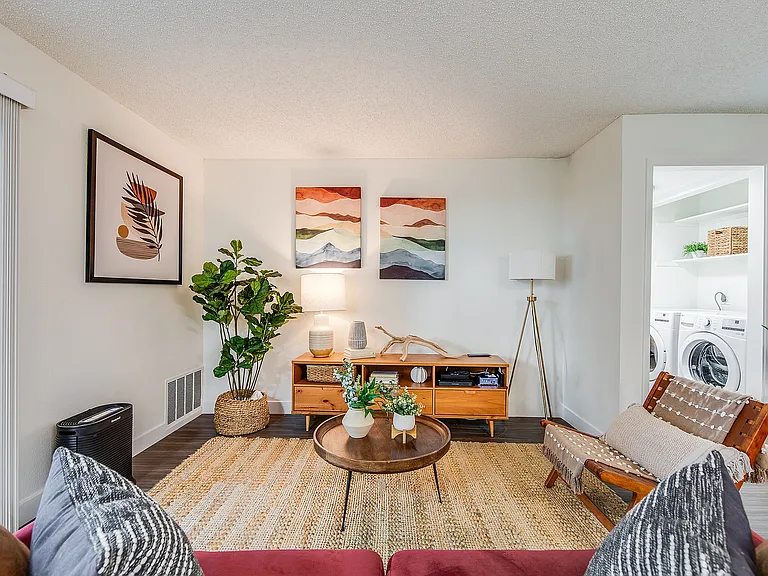 Bright Open Living Room | Mira Vista Hills Apartments | Apartments for rent in Antioch, CA