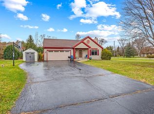 213 Cramer Ave, Dousman, WI 53118