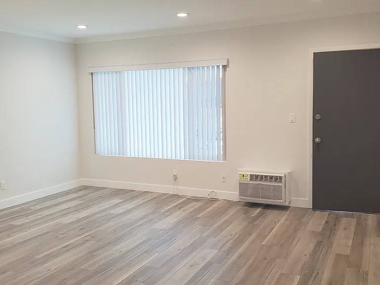2315 N Frederic St #14 — Photo 11