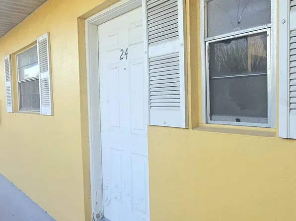 1505 Crescent Circle #B24, West Palm Beach, FL 33403