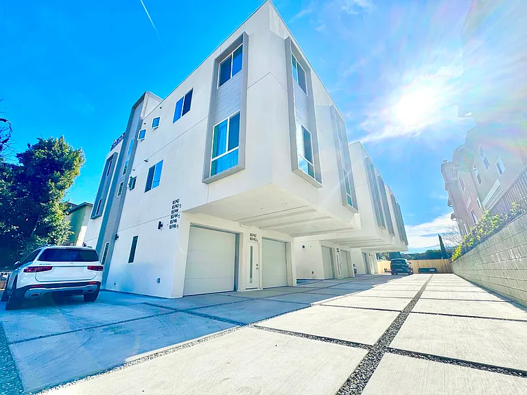 10746 Hortense St #1/2 — Photo 19