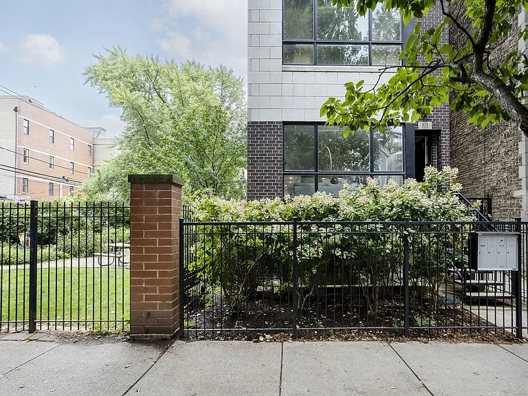 821 W Roscoe St #1 — Photo 113