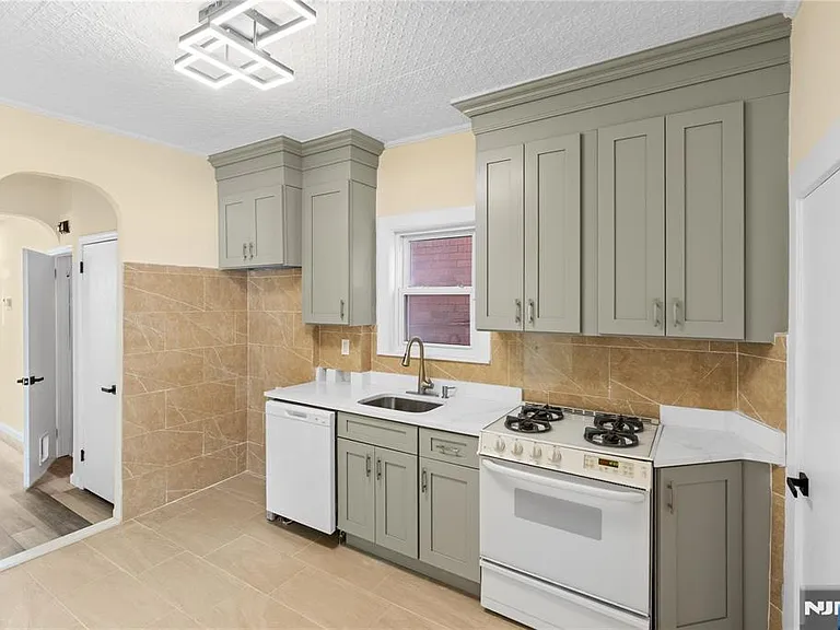 244 Lincoln Ave — Photo 6