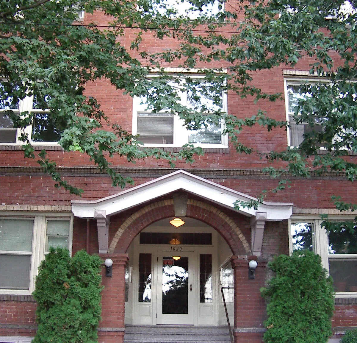 Lincoln Court — Photo 3