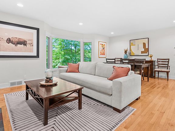 3rd image of 1815 Timberlane Dr