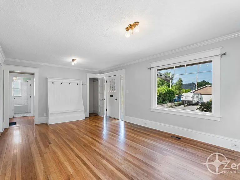 3109 Grant St — Photo 4