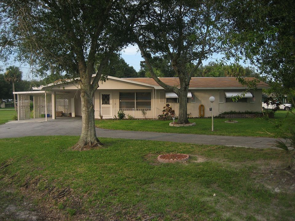 3/2/2 CBS home w/ pool on corner lot!