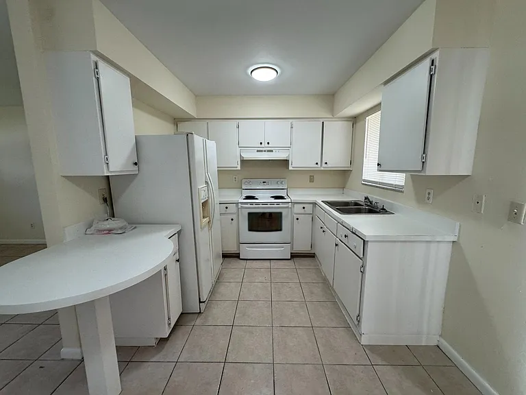 546 San Bernardino St — Photo 4
