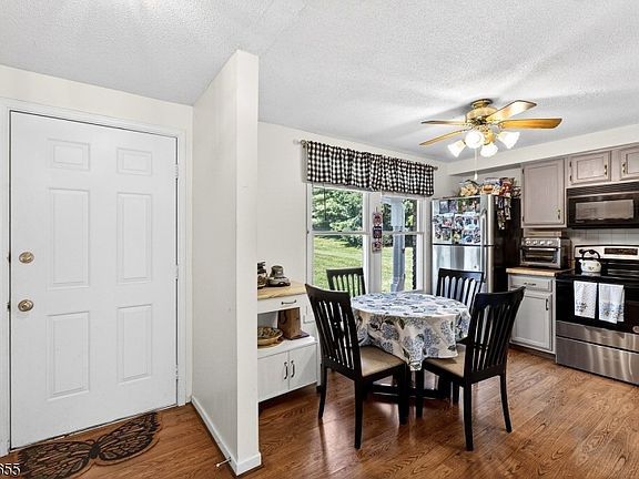 4th image of 51 Liberty Ln