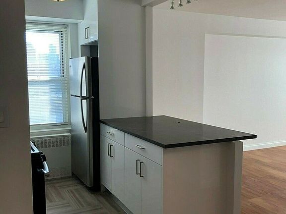 4th image of 747 10th Ave APT 16B