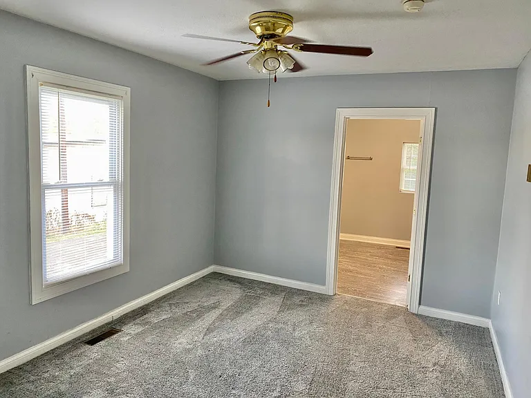 320 Thompson Dr — Photo 16