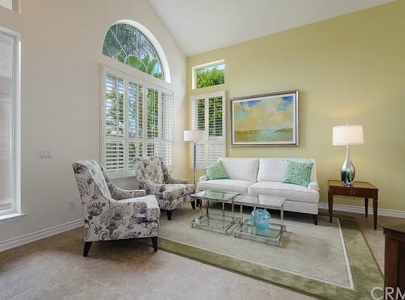 4th image of 10 Solitaire Ln