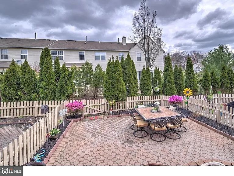 216 Waverly Ct — Photo 29