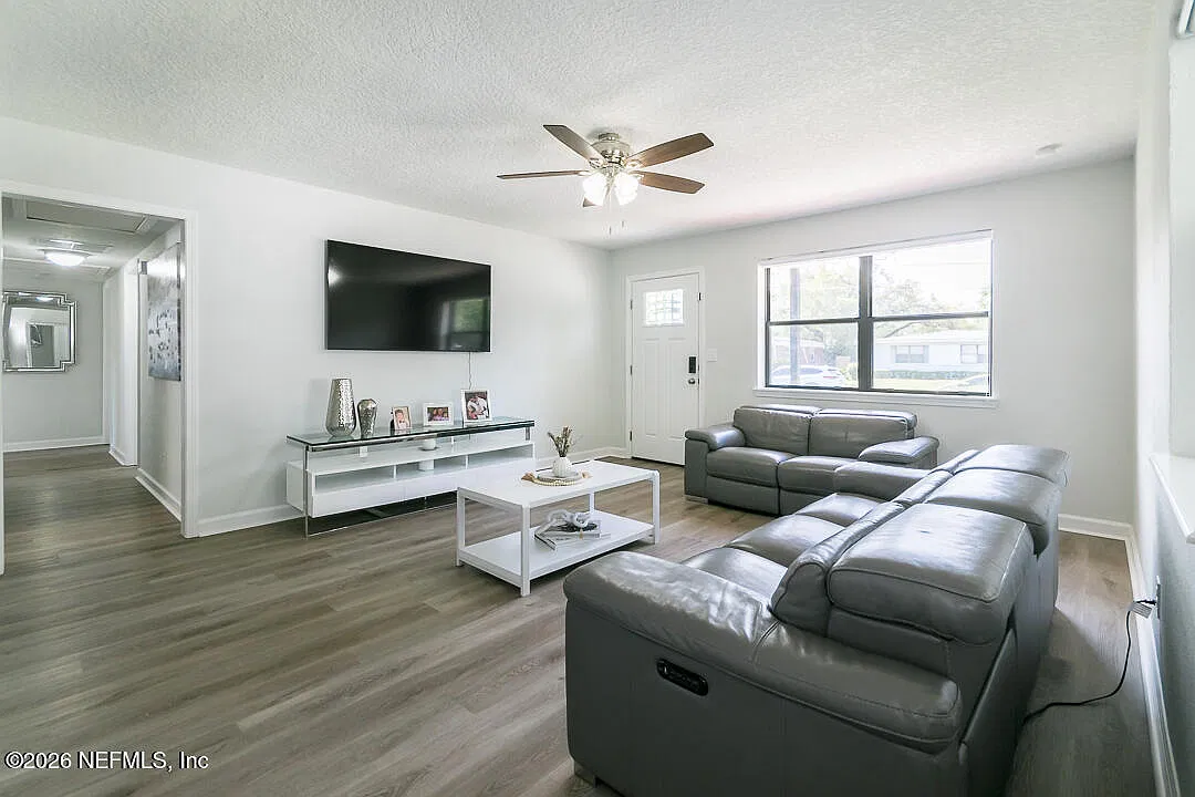 3 bed, 2.0 bath, 1828 sqft, $2,000 — Photo 4