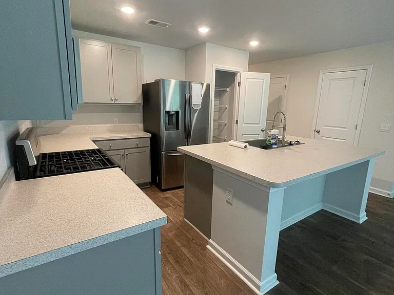135 E Sunrise Ln — Photo 6