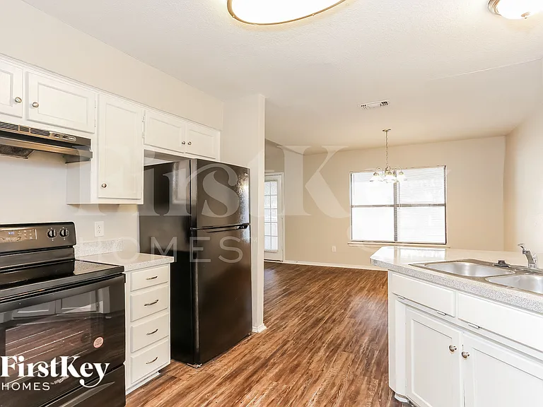 6000 Lavaca Dr — Photo 6