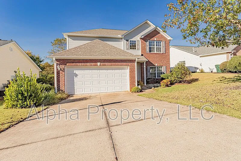 4 bed, 2.5 bath, 2500 sqft, $1,695 — Photo 2