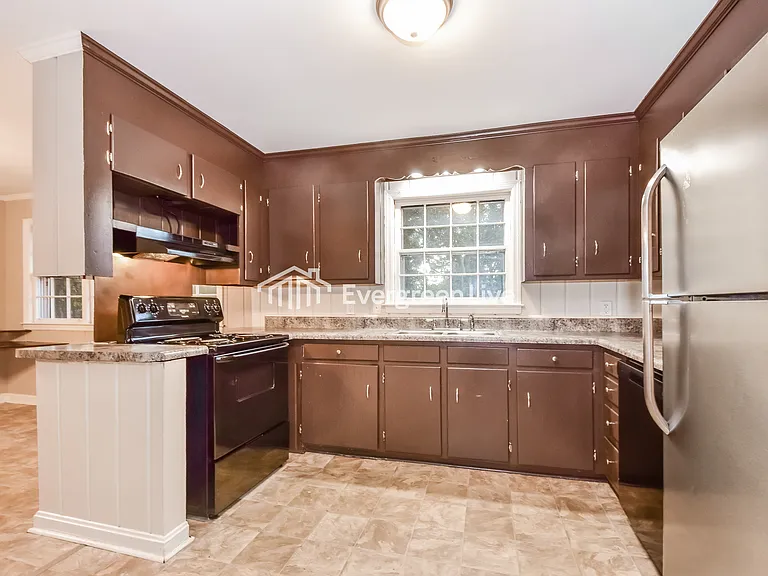 1501 Romain Dr — Photo 4