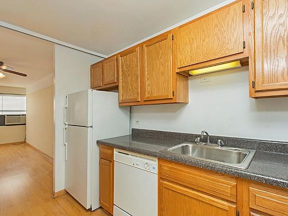 4th image of 837 W Buena Ave #302