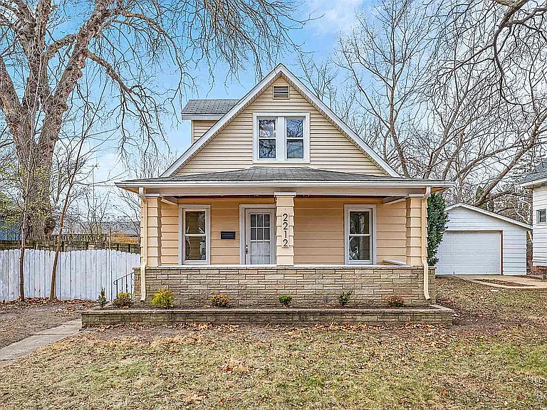3 bed, 1.5 bath, 1227 sqft, $1,600 — Photo 1