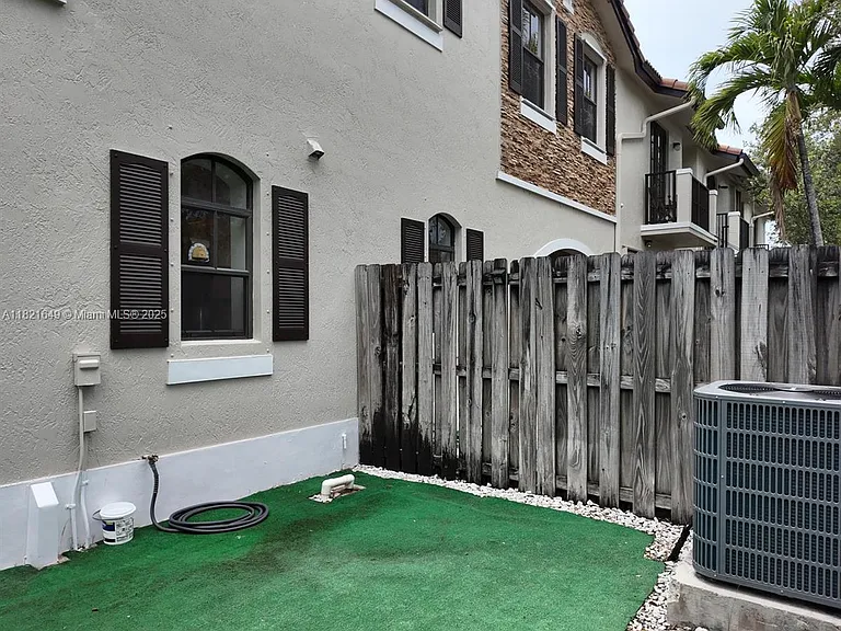 10269 NW 32nd Ter — Photo 3