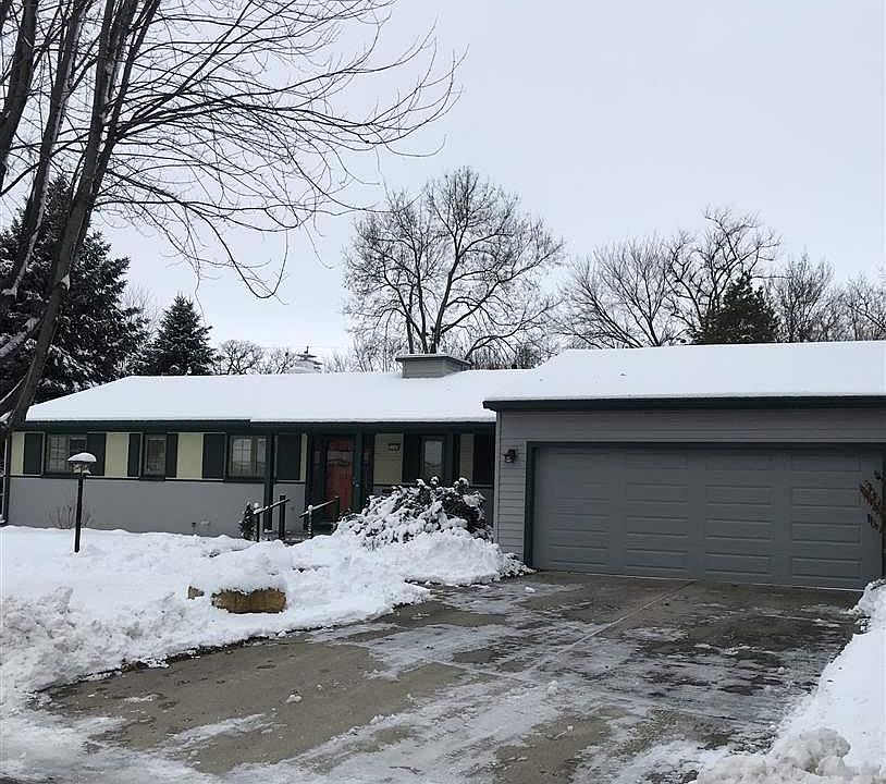 1st image of 1104 W River Dr