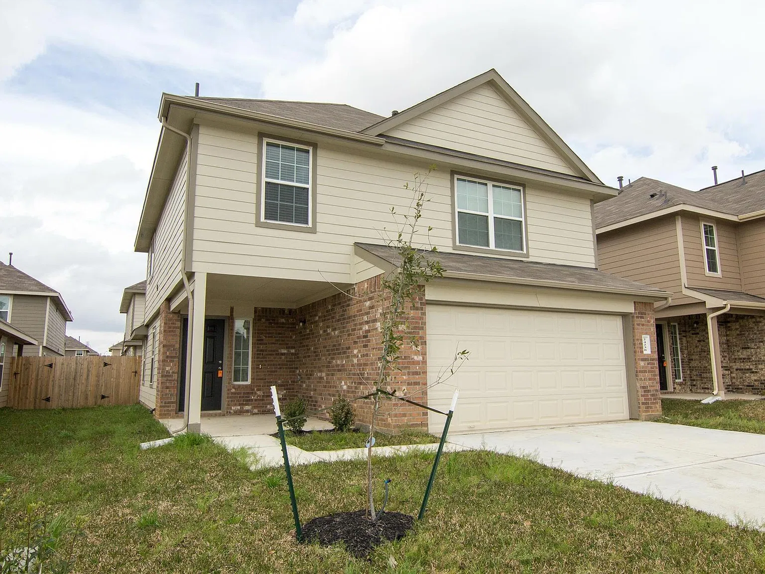 3 bed, 2.5 bath, 1777 sqft, $2,170 — Photo 1