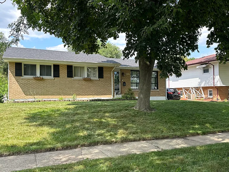 1817 Ivy Ln — Photo 2