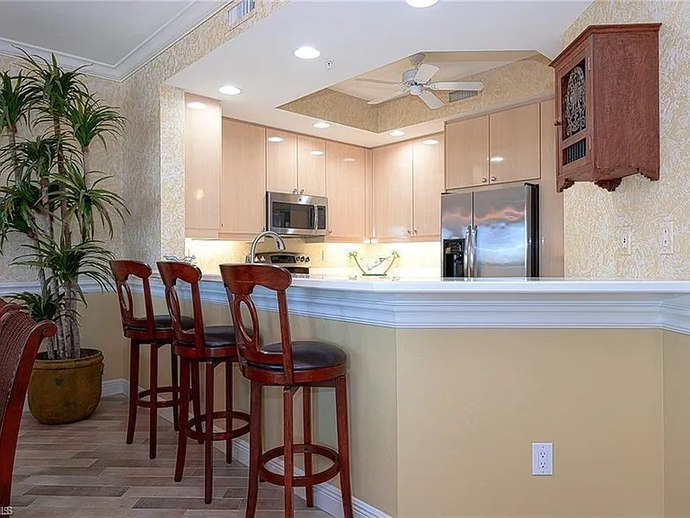 430 Cove Tower Dr #302 — Photo 6