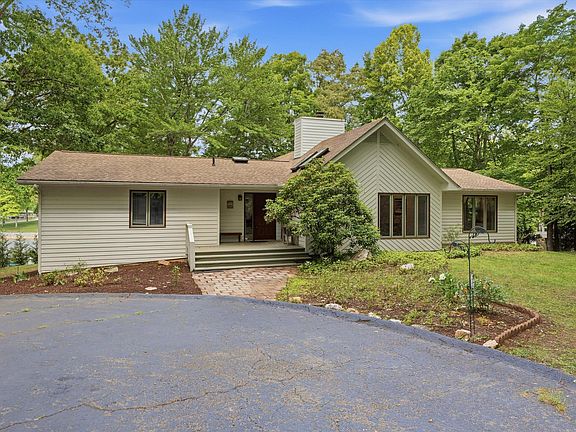 5th image of 214 Twin Chimneys Dr