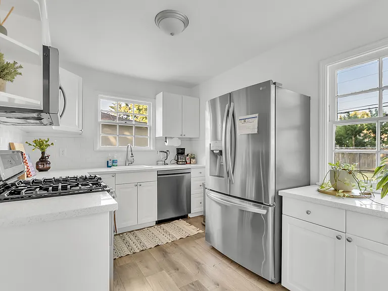 1539 Maryland Ave — Photo 14