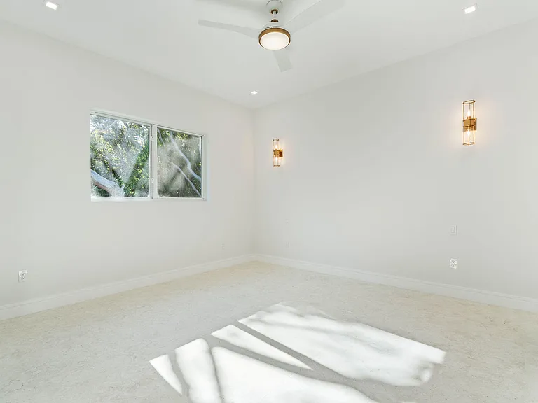 114 Royal Ln — Photo 33