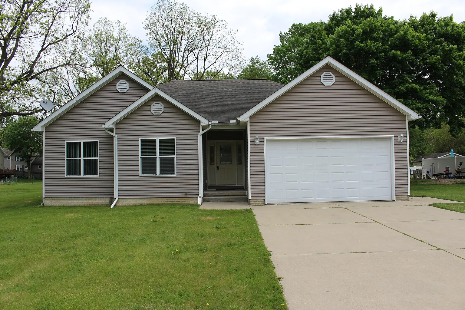 151 Ernest St photo 1