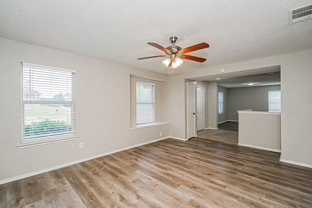 3 bed, 2.5 bath, 2358 sqft, $2,990 — Photo 4