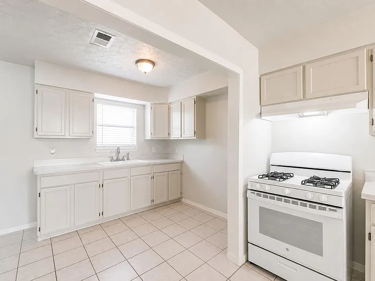 5514 Vickita Dr — Photo 8