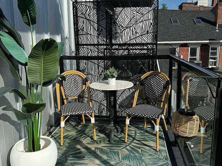 private balcony (left)