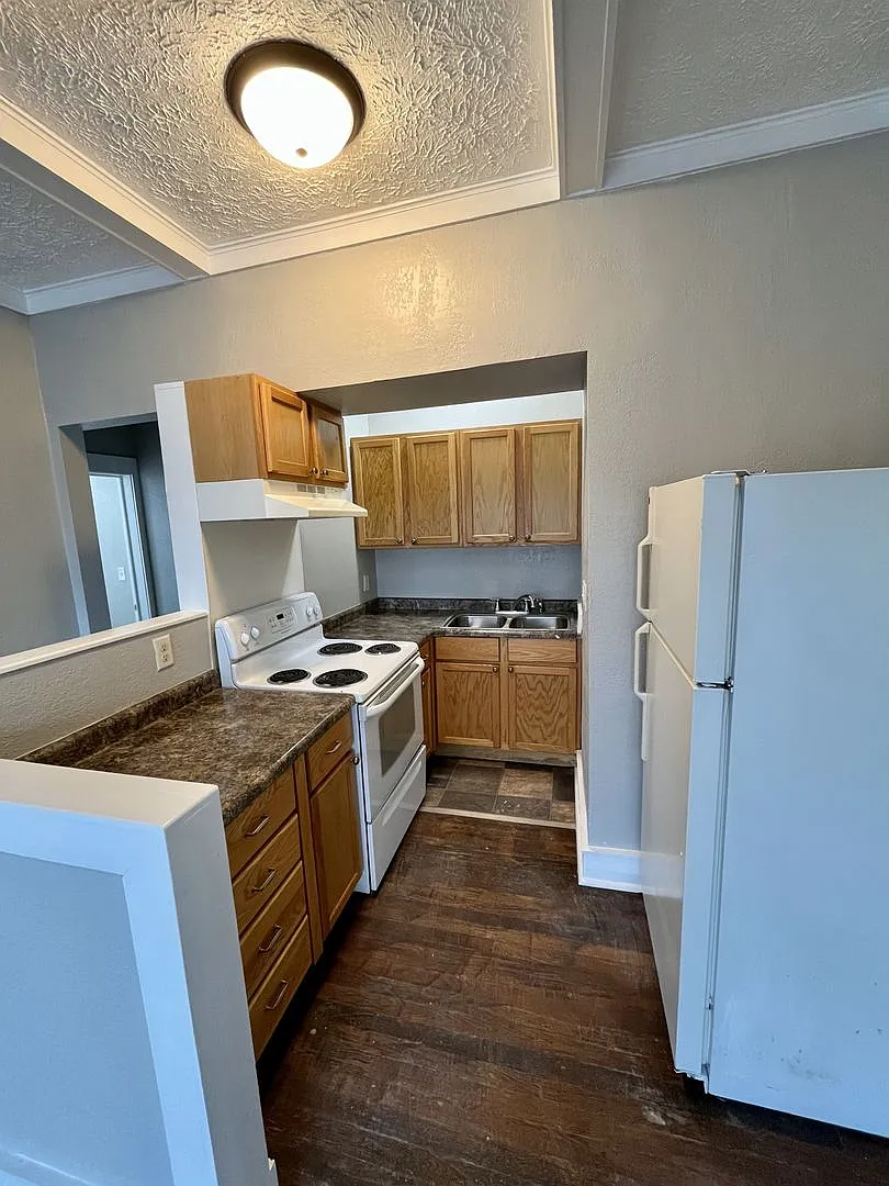 727 W Park — Photo 2