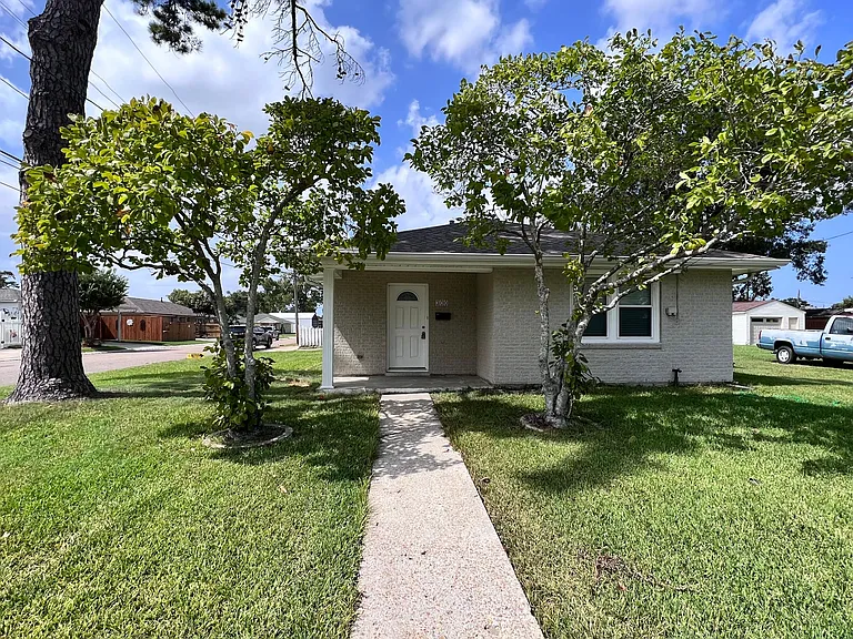 300 N Bengal Rd — Photo 2