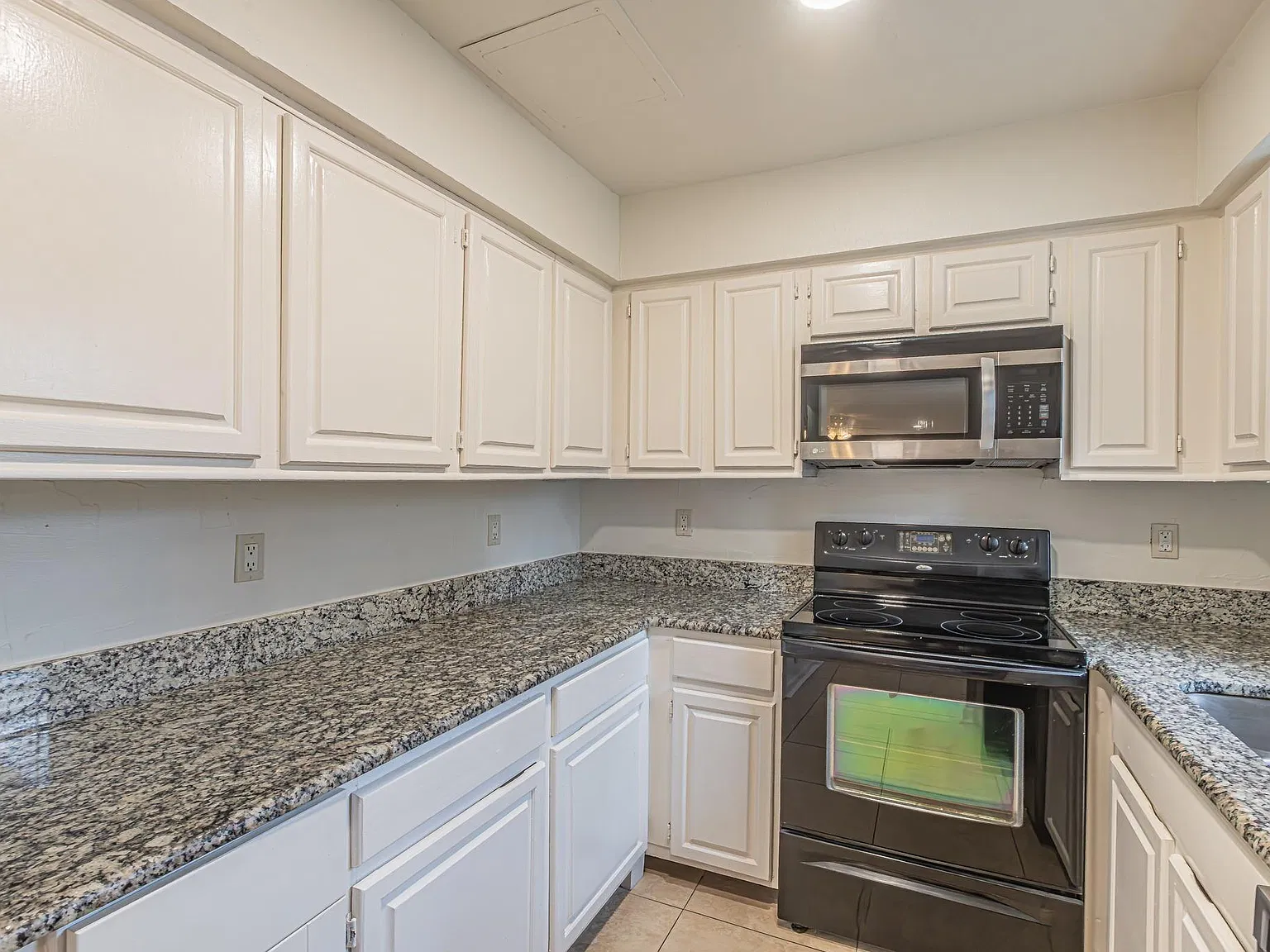 2 bed, 888 sqft, $1,350 — Photo 2