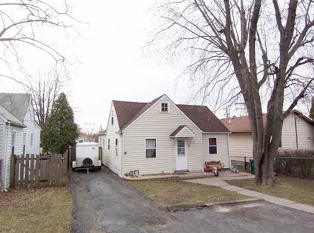 1st image of 223 W Hawthorne Dr