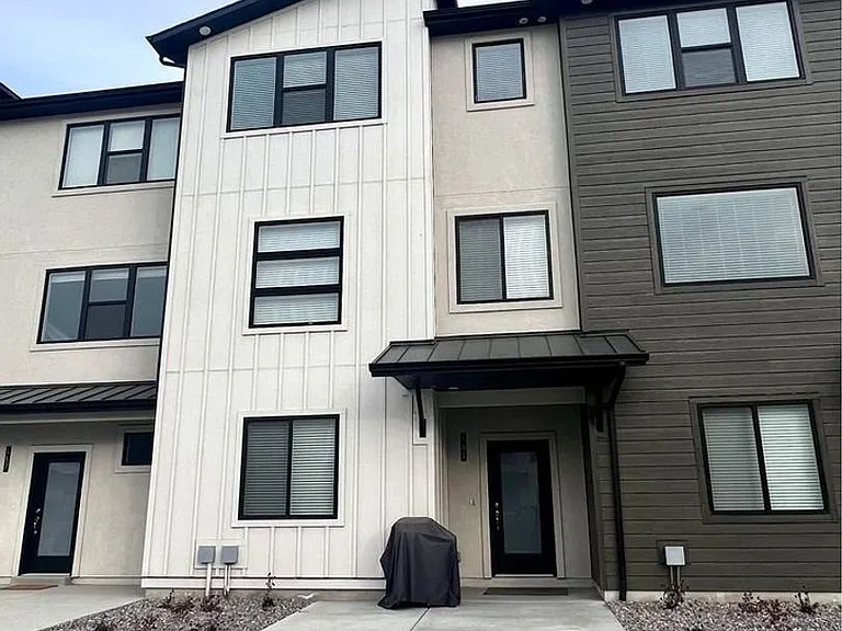 461 S 900 W — Photo 46