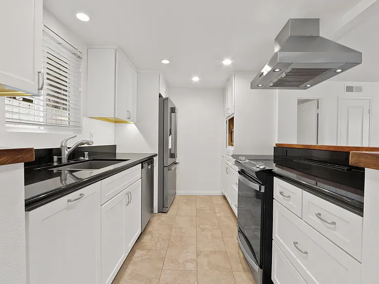 317 1/2 Heliotrope Ave — Photo 11