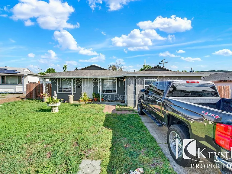 714 Gateway Dr — Photo 3