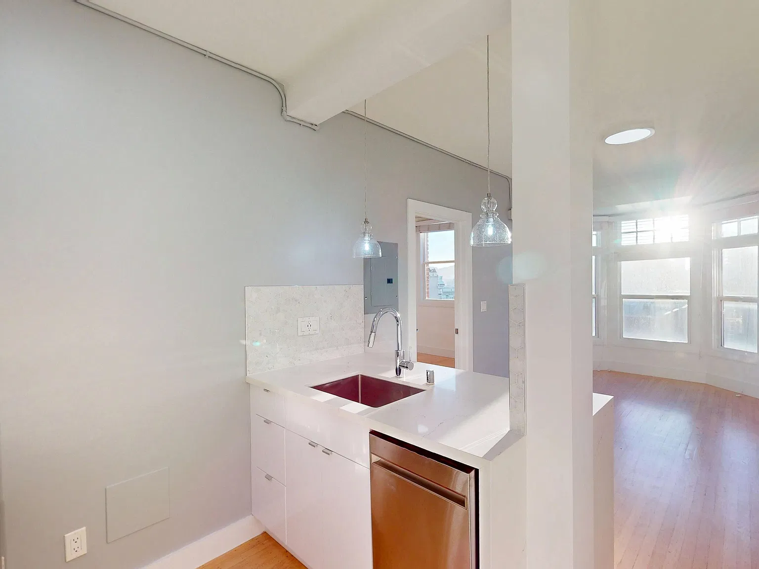 Bright 1BR Apartment in Lower Nob Hill | Dishwasher, Shared Laundry & Pet Friendly — Photo 2