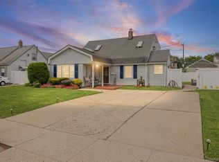 21 Peacock Ln, Levittown, NY 11756